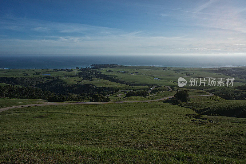 在San Simeon, CA附近起伏的山的景观